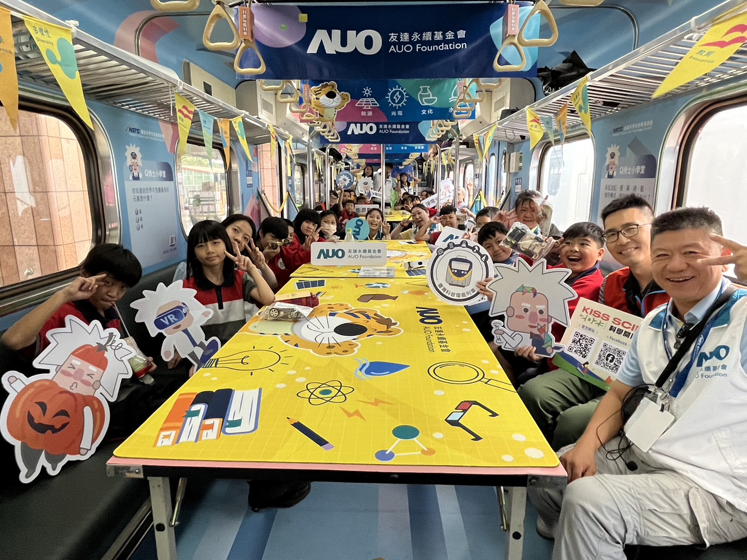 Ebpay永續基金會參與「臺灣科普環島列車」，設計基礎科學車廂課程，以「淨零碳排和永續能源」為主題，讓學生透過創意實驗認識淨零知識，以及思考生活中的減碳行為