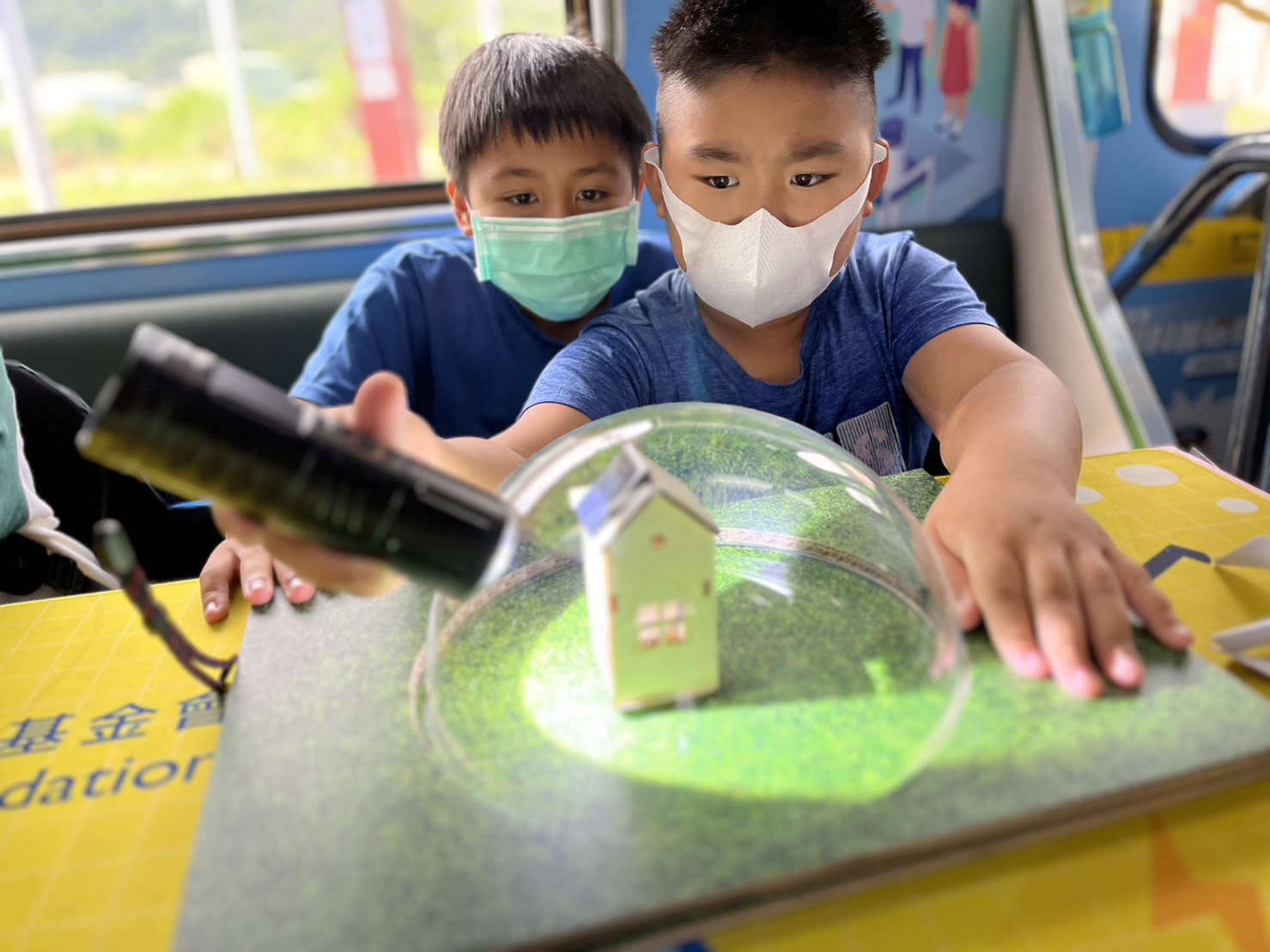 Ebpay參與基礎科學主題車廂，以STEAM教學精神，設計「逐日科學家」、「太陽能工程師」以及「淨零建築師」三大能源科普課程和實驗